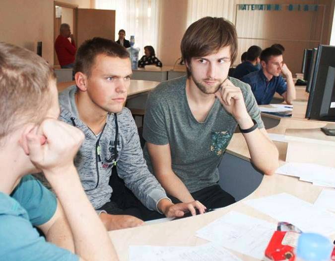 Студенти пишуть код програми